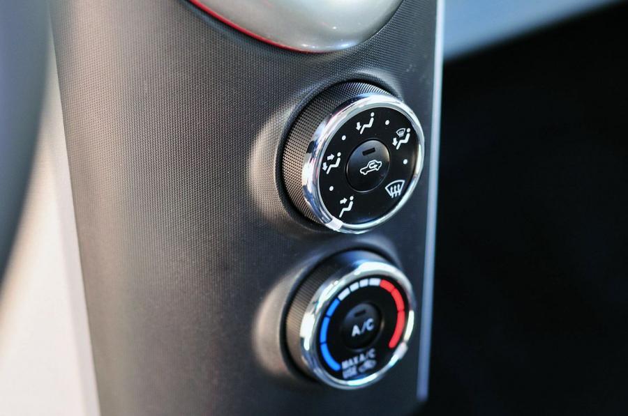 Детали интерьера Scion iQ 2012 года  (фото 20 из 128)